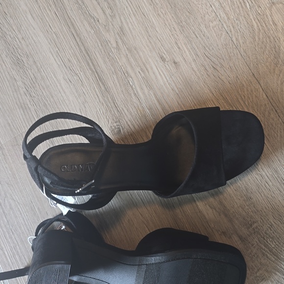 NWT Old Navy Suede Sandals - Picture 5 of 6
